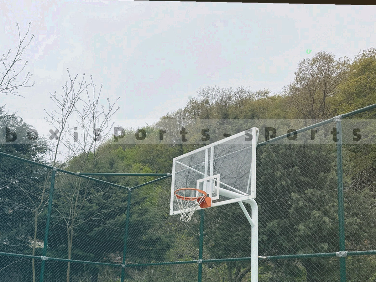 足球撞入球网的瞬间特写，低角度与浅景深